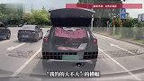“我钓的，大不大”！钓鱼佬开后备箱炫耀钓到大鱼，碰巧遇到交警