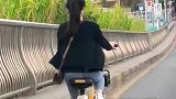 一般堵车的情况下，前面都有个小可爱