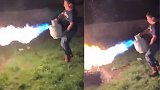 不要命！男子抱喷火的煤气罐做烧烤遭网友怒怼
