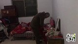 公公在婆婆房间找东西，婆婆说他在找钱，公公要向她动手