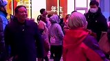 大爷给老伴儿送花后宠溺的亲老伴儿额头 网友：大爷太会了吧！