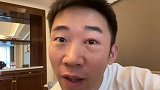 杨迪的眼睛肿了，虽然该心疼，可是像涂了眼影的眼睛确实好笑啊