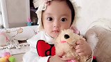 小宝宝手里抱着毛绒玩具，真的好可爱啊