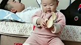 还知道把香蕉洗洗给爸爸吃