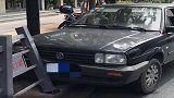 杭州首罚行人乱穿马路负主责 致一轿车避闪不及撞护栏