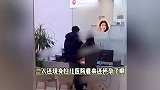 杨采钰与男友街头亲亲，现身医院疑已怀孕做产检，曾恋上大30岁陈金飞