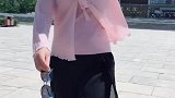 粉衣小姐姐烈日下行走，气质动人！