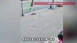后怕！老人横穿马路冲抱女童，哥哥及时喝止，妈妈：老人说认错了