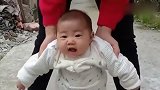 小宝宝真厉害，才几个月就会倒着走路了，棒棒哒