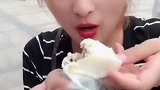 一口秒奥利奥的雪媚娘，妹子打开后，自己都有点小尴尬