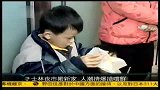 士林夜市搬新家人潮挤爆抢尝鲜-凤凰午间特快20111226