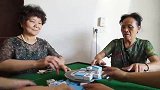 搞笑三江锅：二货在茶馆开流动超市边打牌边卖货，搞笑