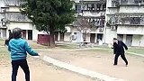 大爷大妈锻炼又出新花样 乒乓球拍花式打羽毛球