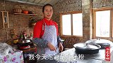 农收季节，春姐做猪肉烩粉条改善伙食，弟弟说干完活这么吃真过瘾