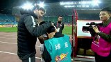 擦干眼泪！恒丰队员安慰小球童 这一夜贵阳相信眼泪