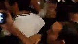 卡卡现身厄瓜多尔巴塞罗那俱乐部 遭粉丝记者围堵拍照