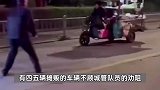 城管上路执法拦车，摊贩驾车强行闯卡疑撞上执法车，官方：无证经营，系非法改装