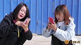美女拿一只公鸡摆摊，赚多赚少都是公鸡说了算，真逗！