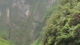 游客到景区看瀑布，没想瀑布没流水，下一秒亮了！