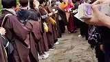 一群人排着队给和尚送钱，这是钱多的没处花了吗