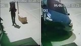 美国一名司机开车时睡着冲上人行道，两名女警惊险躲过