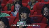 王源身着黑色风衣内搭复古衬衫，高贵优雅，烟灰色眼妆，风雅迷人