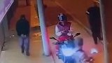 秘鲁：两劫匪抢劫枪支走火意外打死同伙