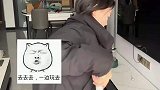 男子发工资回家，想和媳妇牵手