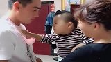 舅舅天天没事就逗外甥玩，戴着他的饭兜，看把小外甥给急成啥样了