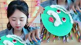 小姐姐直播吃怪异的白胡子面具，各种口味任意选，是我向往的生活