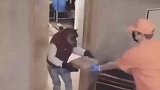 大猩猩点外卖，外卖小哥吓一跳