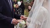 新人婚礼在戴戒指环节，新郎拿出丝带戴在新娘的无名指
