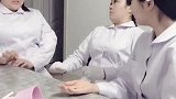 三个女人一台戏，更何况是护士小姐姐，接下来的一幕太逗了！