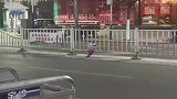 男子路上遇到气球独自溜达