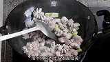 黑胡椒爆炒猪生肠，口感爽脆，色泽诱人，做法简单，味道很棒