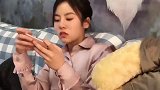 今天闺女真乖啊，知道给老爸倒水了，老爸深感欣慰