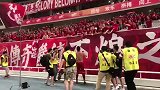 暖心！上港外援火力全开 赛后谢场埃尔克森球衣送球迷