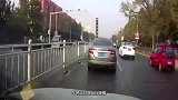 是祸躲不过，这话真没毛病，车主如此操作交警看了都无言以对！