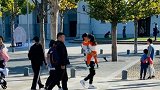 汪峰夫妇带醒醒出游被偶遇，章子怡身材纤瘦，与老公并肩而行超甜