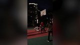 老大爷现身野球场 小伙子防守差点碰倒赶紧抓腰