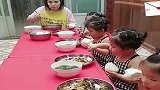 自从有了四胞胎女儿后，每次吃饭都是这样的，压根不需要人操心