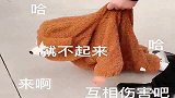 爸爸送小情人去上学，她也就敢在爸爸面前这样，换成我试试！