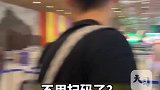小伙进机场习惯性想扫码被工作人员提醒不用扫了