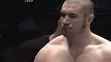 格斗-15年-男拳手挑衅亲嘴惹怒对手 赛场遭暴打倒地不起-新闻