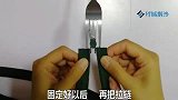 把叉子放到拉链头上，轻松解决大烦恼，用过都说好