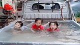 三胞胎学游泳，在家用车制作了一个泳池