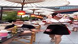 小姐姐用糖开啤酒，啤酒打开了，要不要赔个糖？