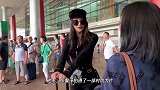 张馨予深蓝色亮面人鱼装，展现绝美观感，被网友喊话复出