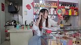 经典搞笑：美女超市考脑筋急转弯，公牛为啥比母牛跑的快太逗了