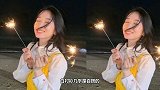 想穿吊带裙却怕太露试试衬衫和吊带裙叠穿，清新时尚又优雅